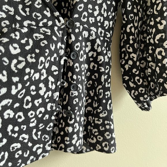Bobeau Black & White Leopard Print‎ V Neck Wrap Blouse w/ Button Top Womens Sz M - Picture 3 of 6